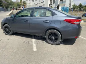 Photo - Toyota Yaris 2021 Black