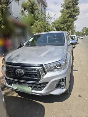 Photo - Toyota Hilux 2018 Silver