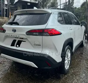 Toyota Corolla Cross Hybrid SE AWD 2023 White