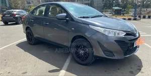 Photo - Toyota Yaris 2021 Gray