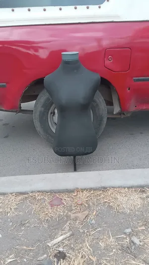 የልብስ ማሳያ አሻንጉሊት