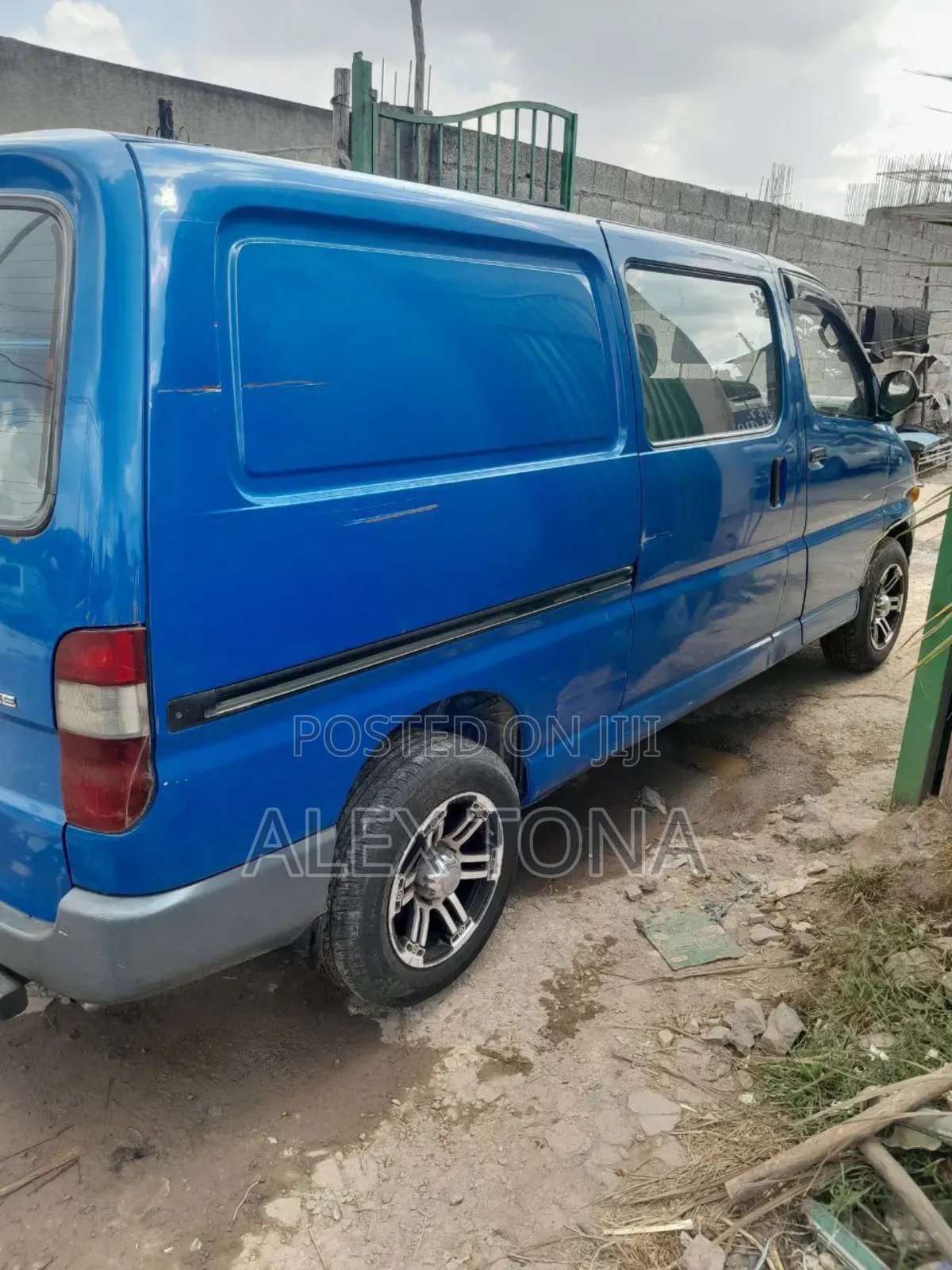 Toyota HiAce 2000 Blue