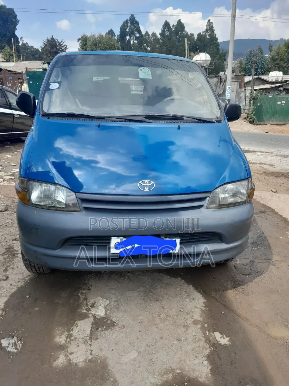 Toyota HiAce 2000 Blue