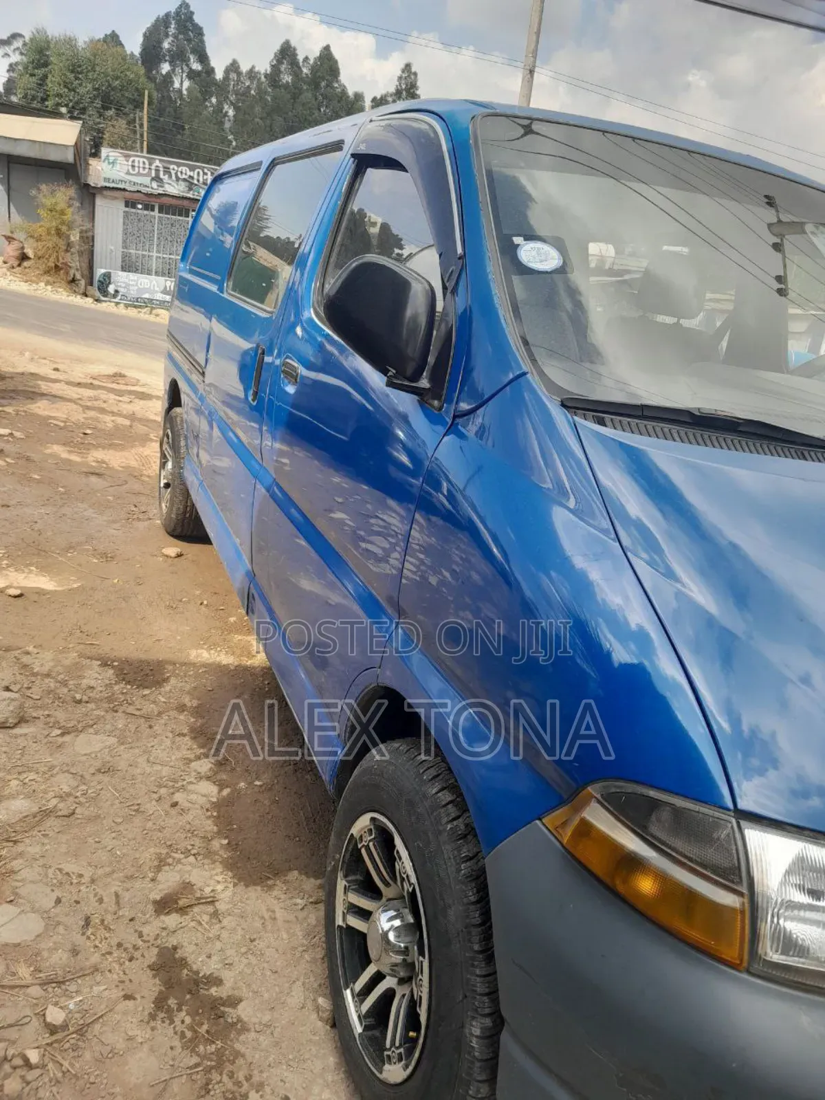 Toyota HiAce 2000 Blue