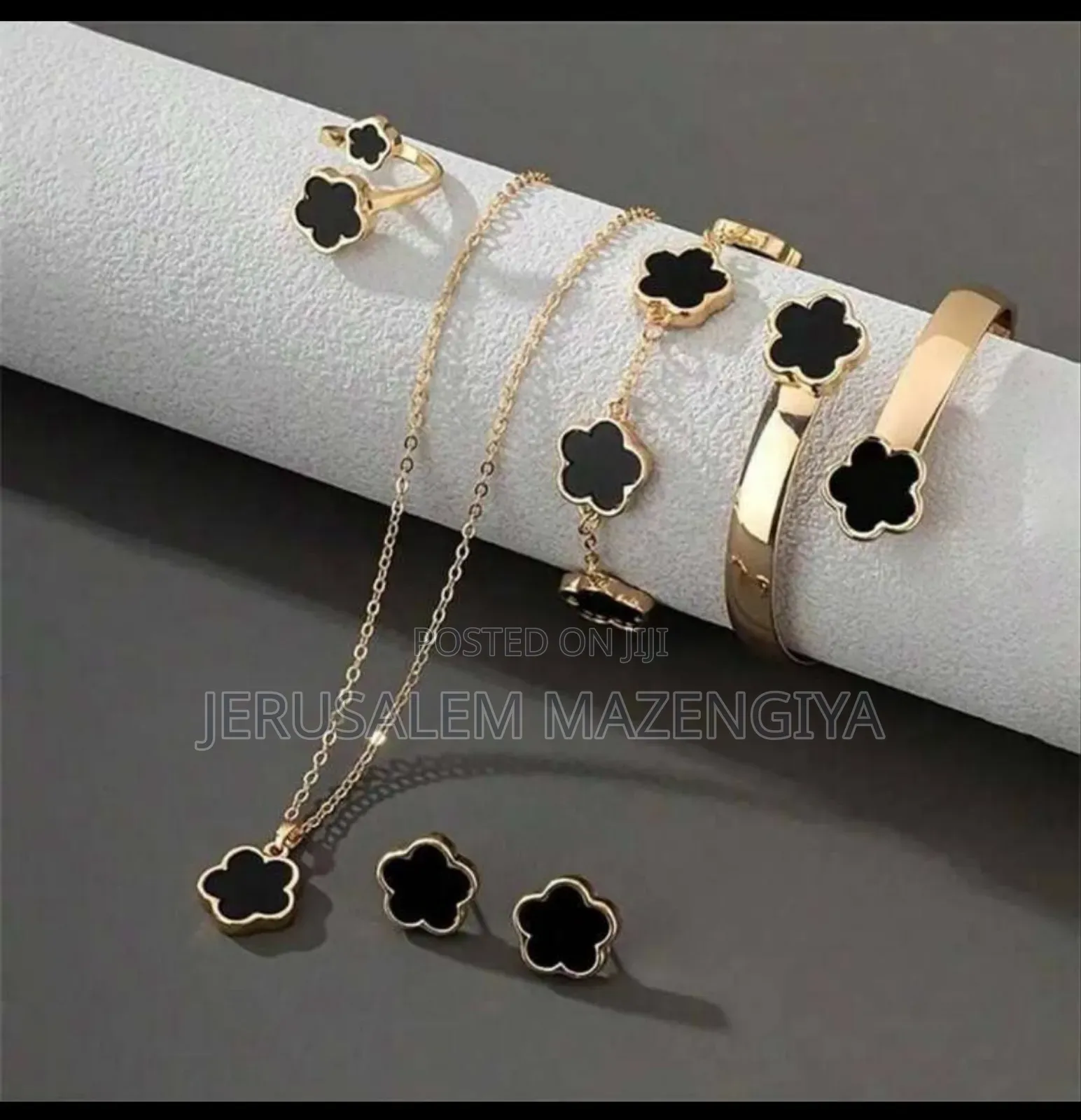 Gold-Plated Clover Jewelry Set – Necklace, Earrings Bracelet