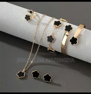 Photo - Gold-Plated Clover Jewelry Set – Necklace, Earrings Bracelet