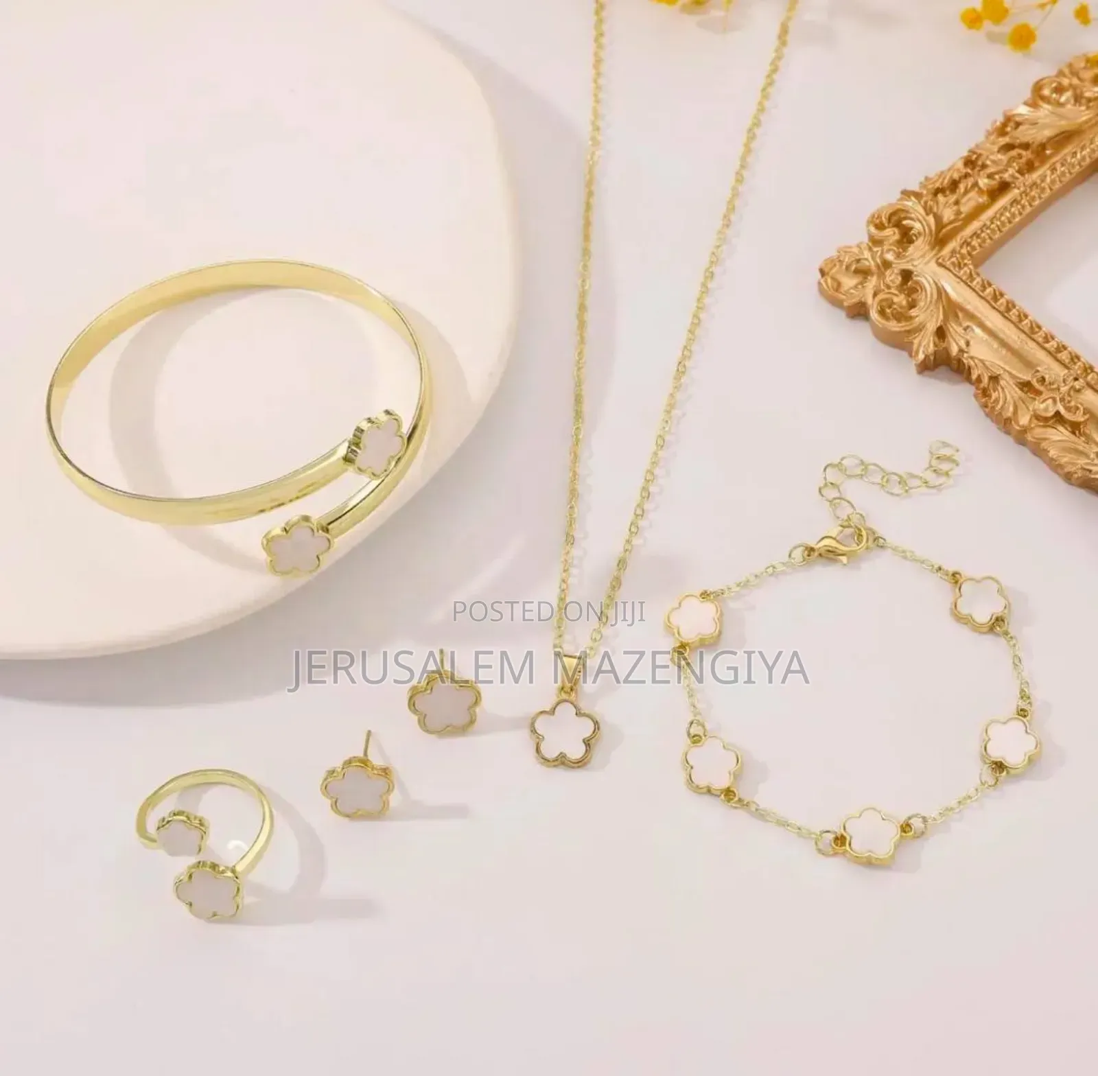 Gold-Plated Clover Jewelry Set – Necklace, Earrings Bracelet