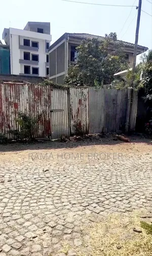 ፈራሽ ቤት ያለው ለግንባታ ቁልፍ ቦታ ላፍቶ አይን የሆነ ቦታ ላይ