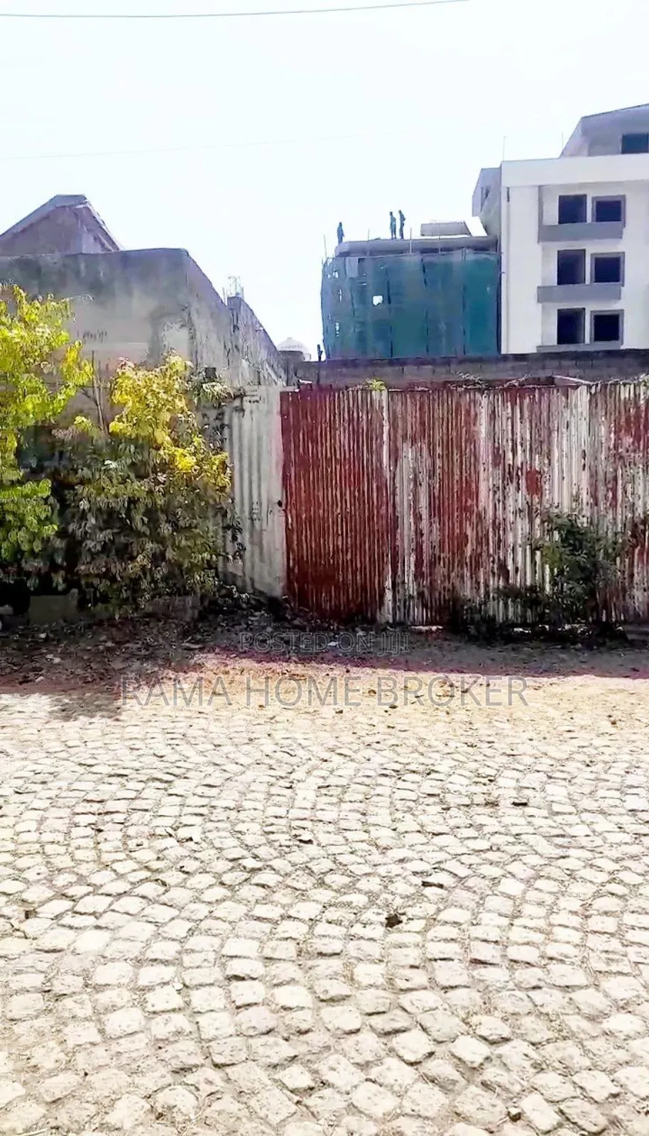 ፈራሽ ቤት ያለው ለግንባታ ቁልፍ ቦታ ላፍቶ አይን የሆነ ቦታ ላይ