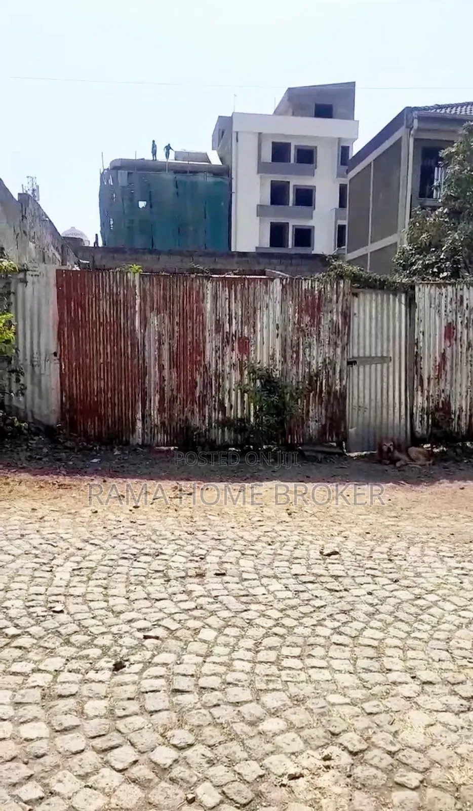 ፈራሽ ቤት ያለው ለግንባታ ቁልፍ ቦታ ላፍቶ አይን የሆነ ቦታ ላይ