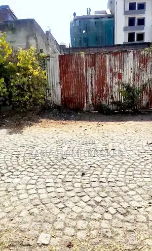 ፈራሽ ቤት ያለው ለግንባታ ቁልፍ ቦታ ላፍቶ አይን የሆነ ቦታ ላይ