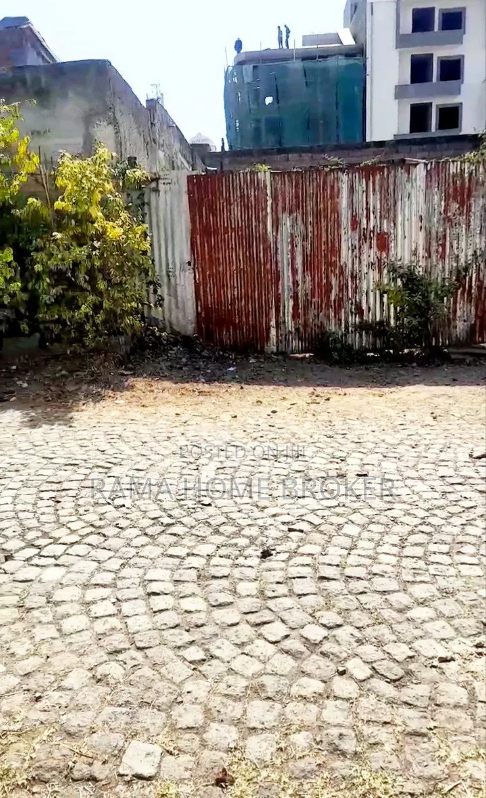 ፈራሽ ቤት ያለው ለግንባታ ቁልፍ ቦታ ላፍቶ አይን የሆነ ቦታ ላይ