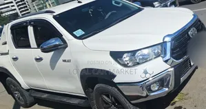 Photo - Toyota Hilux 2021 White