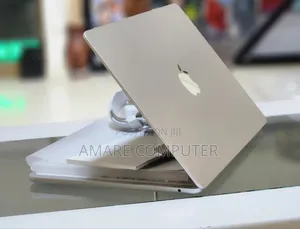 New Laptop Apple MacBook 16GB Apple M4 SSD 256GB