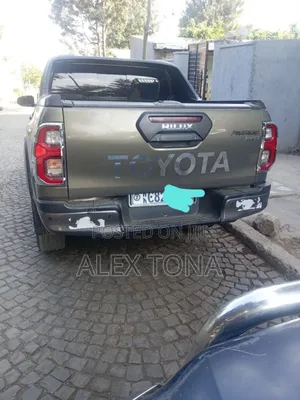 Photo - Toyota Hilux 2021 Gray