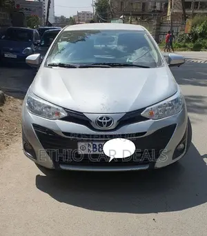 Photo - Toyota Yaris 2020 Silver