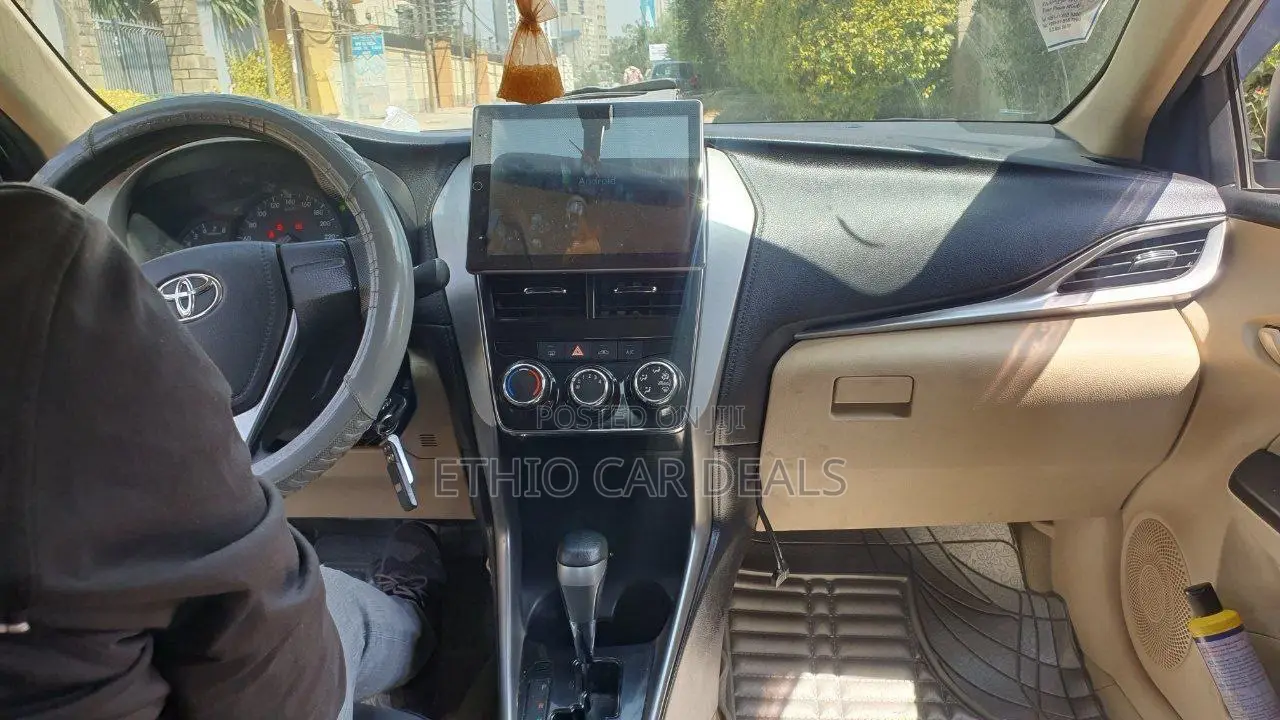 Toyota Yaris 2020 Silver