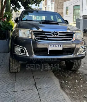 Photo - Toyota Hilux 2014 Gray