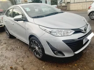 Toyota Yaris 1.5 Sedan L 2020 Silver