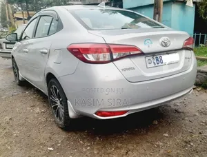 Toyota Yaris 1.5 Sedan L 2020 Silver