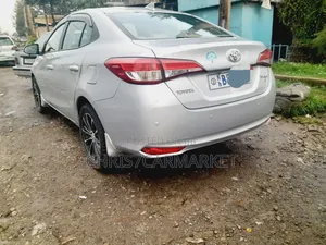 Toyota Yaris 2020 Silver
