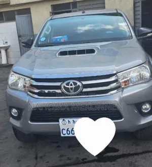 Photo - Toyota Hilux 2017 Silver