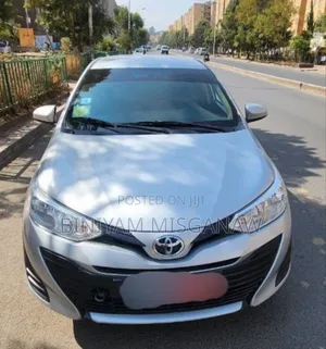Photo - Toyota Yaris 2020 Silver