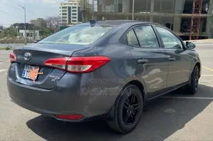 Toyota Yaris 1.5 Sedan L 2020 Gray