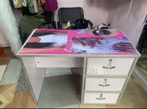 Photo - Nail Table