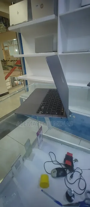 New Laptop Apple MacBook Pro 2022 M2 8GB Intel Core M2 SSD 256GB