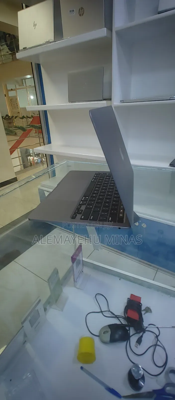 New Laptop Apple MacBook Pro 2022 M2 8GB Intel Core M2 SSD 256GB