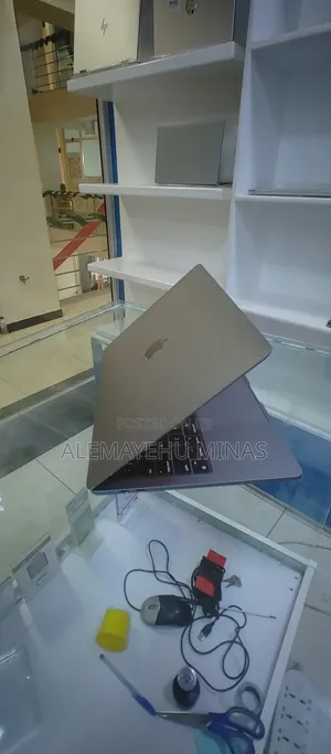 New Laptop Apple MacBook Pro 2022 M2 8GB Intel Core M2 SSD 256GB