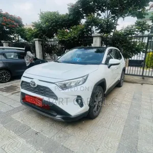 Photo - Toyota RAV4 2022 White
