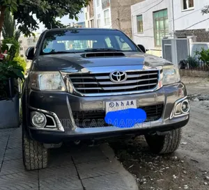 Photo - Toyota Hilux 2014 Gray