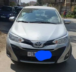 Photo - Toyota Yaris 2020 Silver
