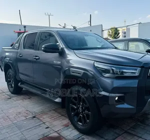 Photo - Toyota Hilux 2023 Gray