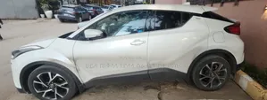 Toyota C-HR LE 2021 Off white
