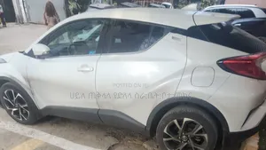 Toyota C-HR LE 2021 Off white