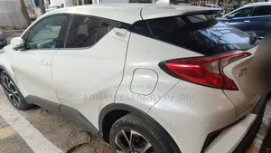 Toyota C-HR LE 2021 Off white