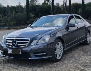 Photo - Mercedes-Benz E200 2013 Gray