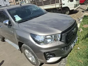 Photo - Toyota Hilux 2020 Gray