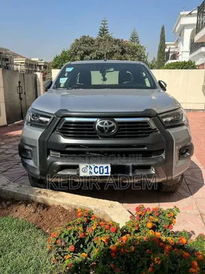 Photo - Toyota Hilux 2021 Silver
