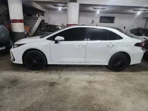Photo - Toyota Corolla 2022 White
