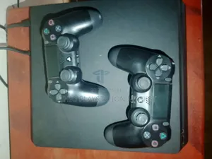 Photo - Playstation 4 Slim ከሁለት ጆይስቲክ ጋር