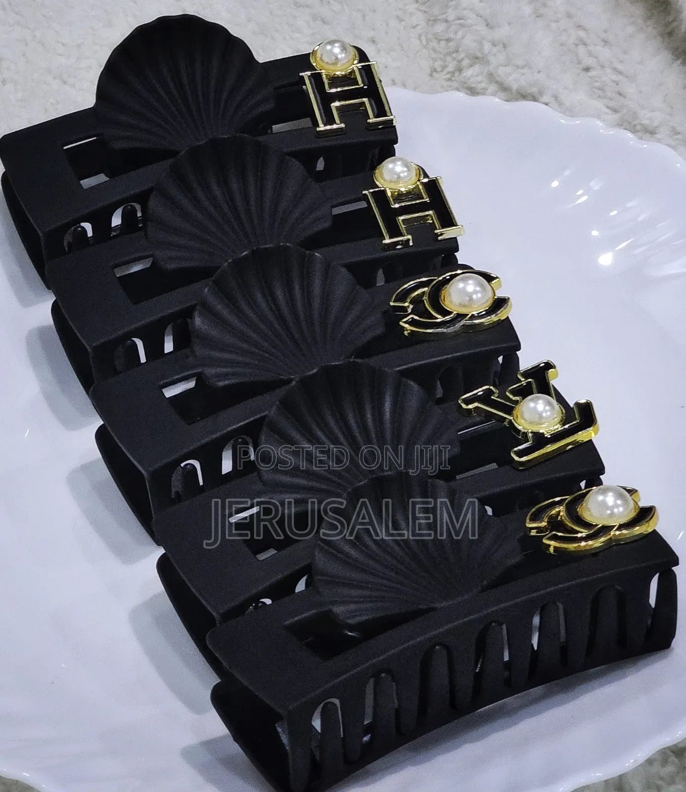 Black Sea Shell Claw Clip – Elegant Hair Accessory for All Occasions