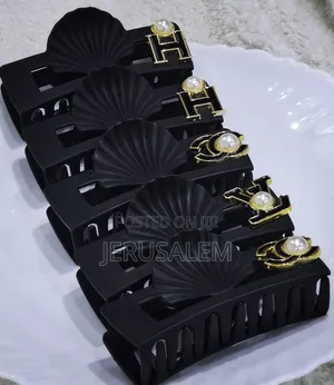 Photo - Black Sea Shell Claw Clip – Elegant Hair Accessory for All Occasions