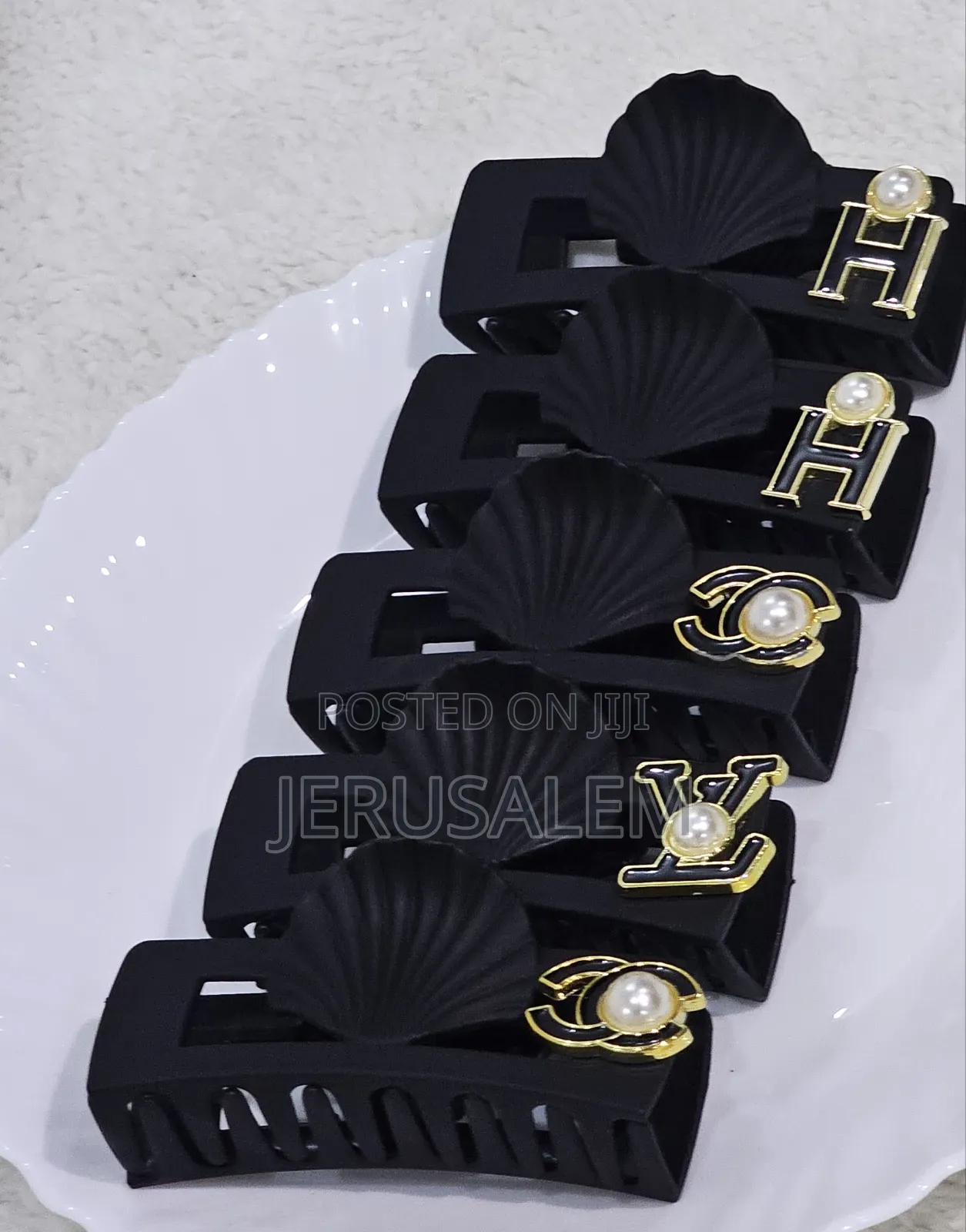 Black Sea Shell Claw Clip – Elegant Hair Accessory for All Occasions