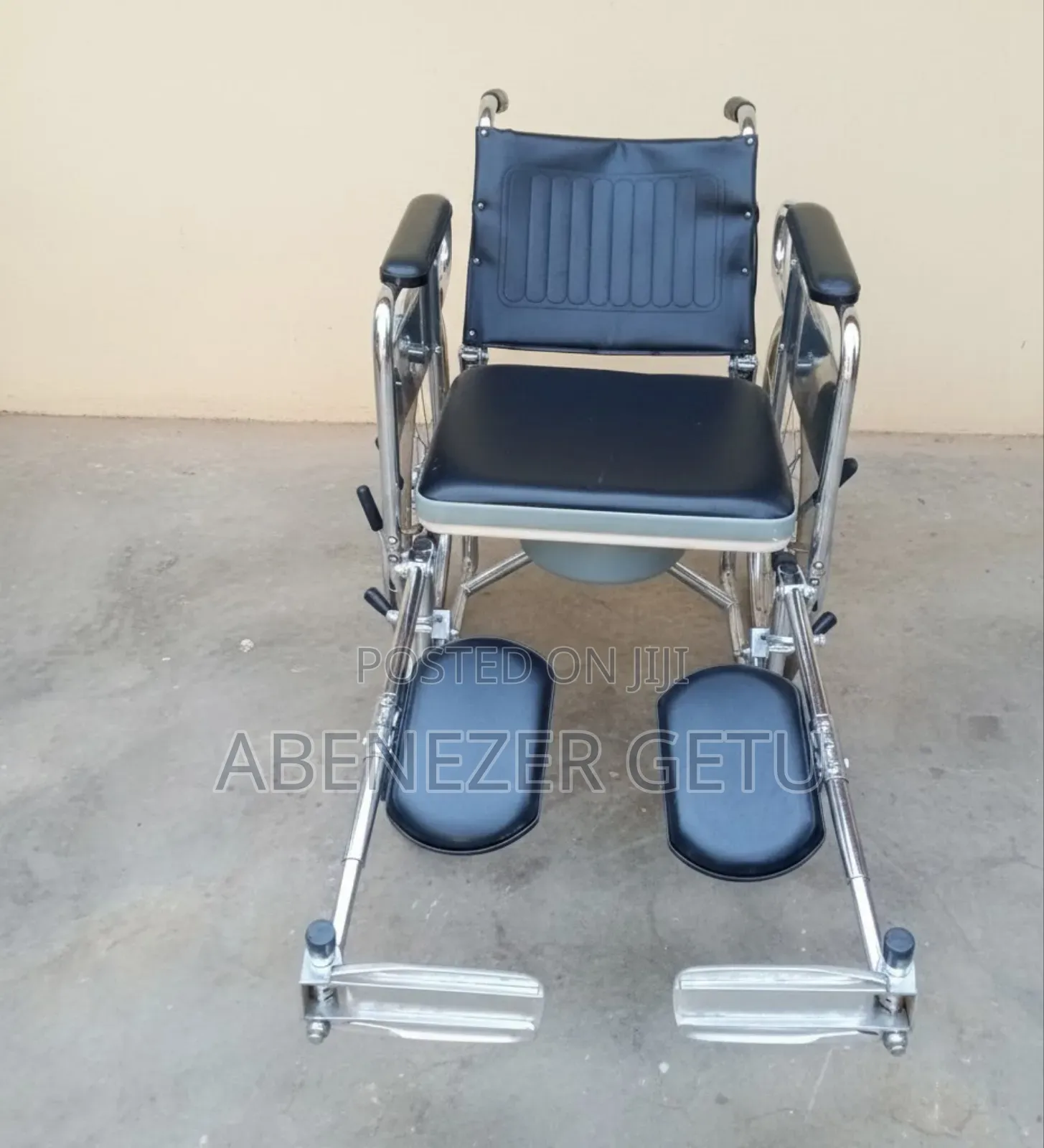 Wheelchair on Comond