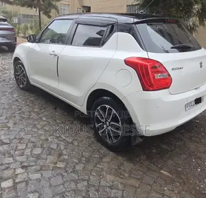 Suzuki Swift 2022 White