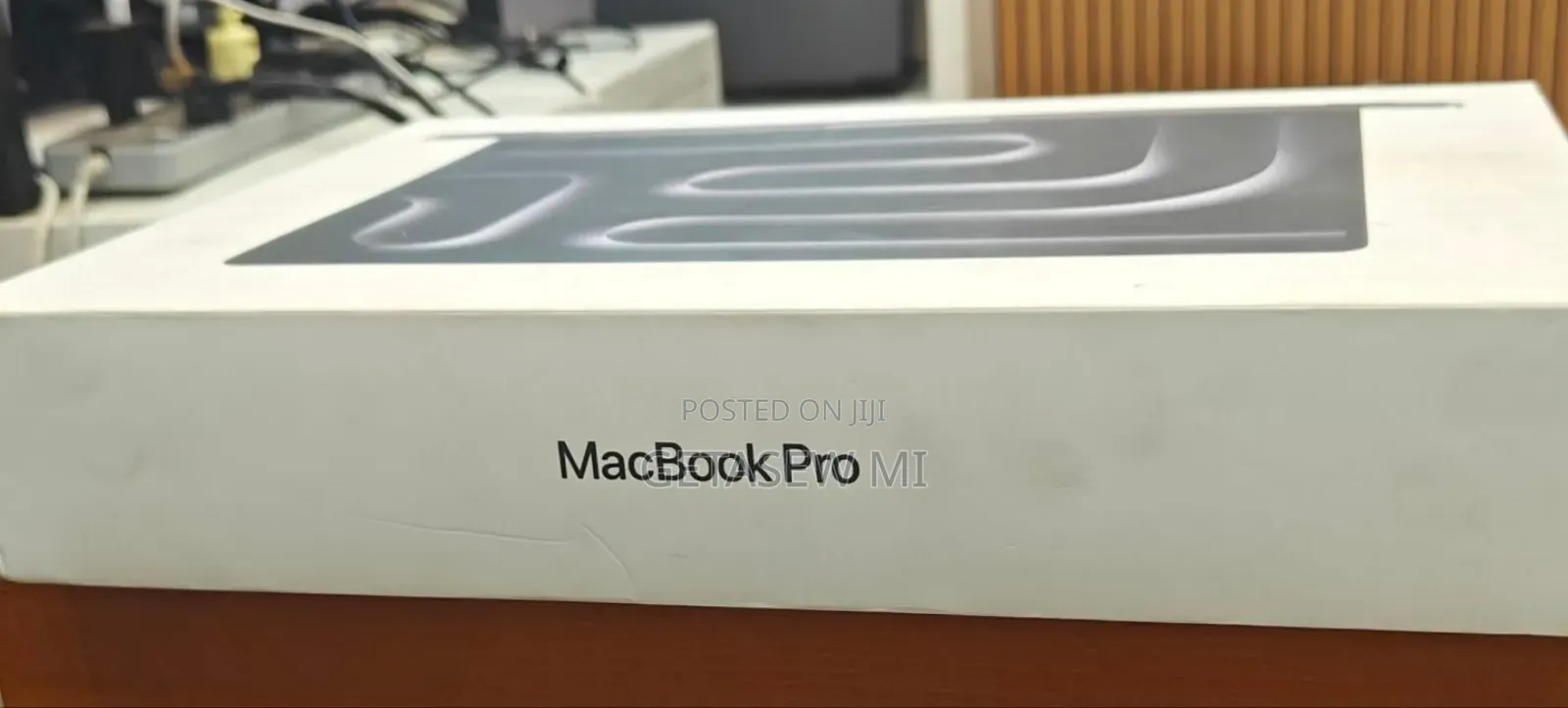 New Laptop Apple Macbook Pro 2025 M5 14-Inch 16GB Apple M5 SSD 512GB